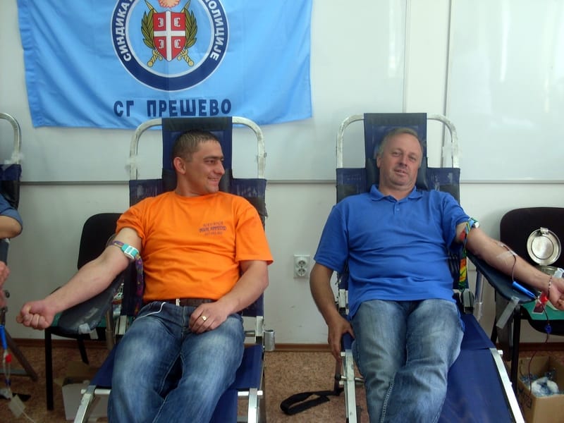 Humanost preševskih policajaca 8 Policajci davaoci krvi