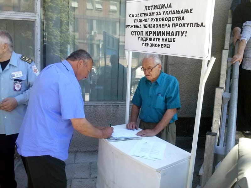 PROKUPLJE potpisivanje peticije ispred zgrade suda