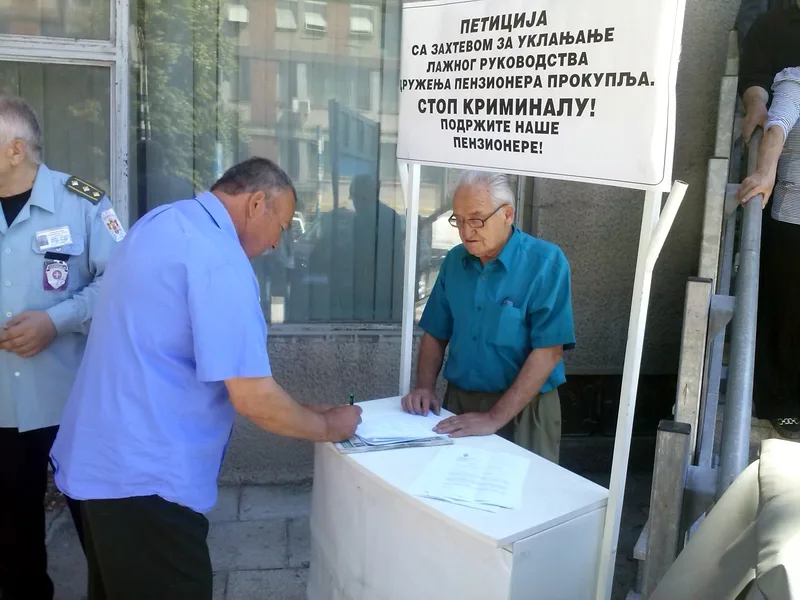 PROKUPLJE potpisivanje peticije ispred zgrade suda