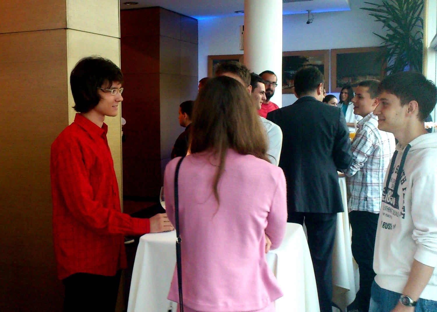 Komatina u crvenoj kosulji