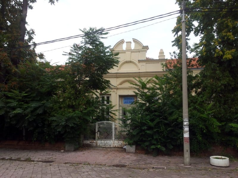 Oficirski dom se ne vidi od rastinja 9 oficirski u travi