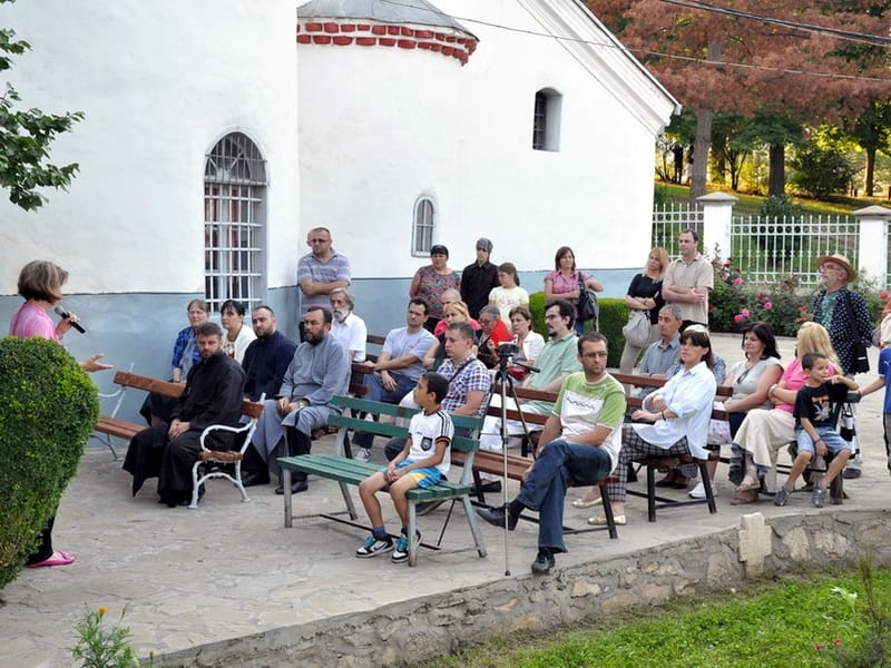 predavanje u dvoristu crkve