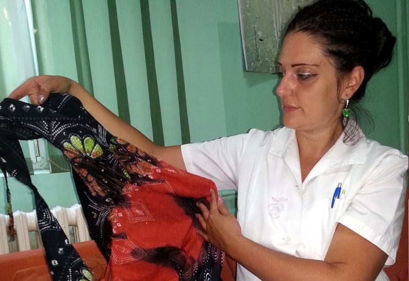 PROKUPLJE doktorka jelena nikolic miletic pokazuje pocepanu haljinu