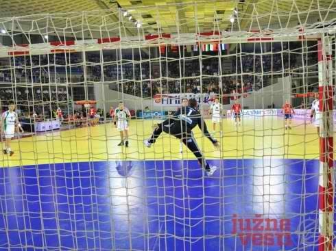 490x370 rukometasi srbije u hali cair nis