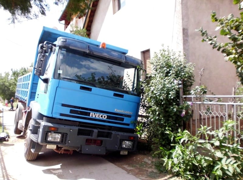 U Popovcu kamion "propao" kroz put 17 Kamion 1