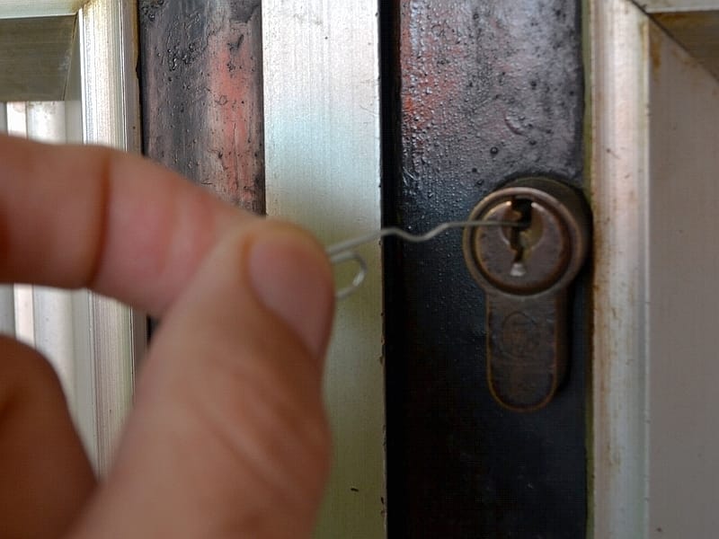 Nišlija obijao kuće 9 OBIJANJE KOSTA Juznevesti Ilustracija