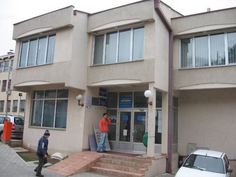 Predsednik opštine smanjuje plate funkcionerima 1 vladicin han opstina zgrada