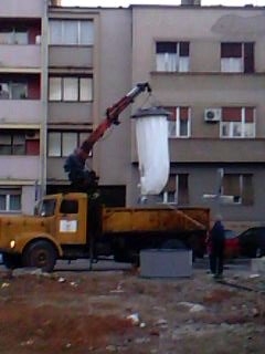 podzemni kontejner stari kamion