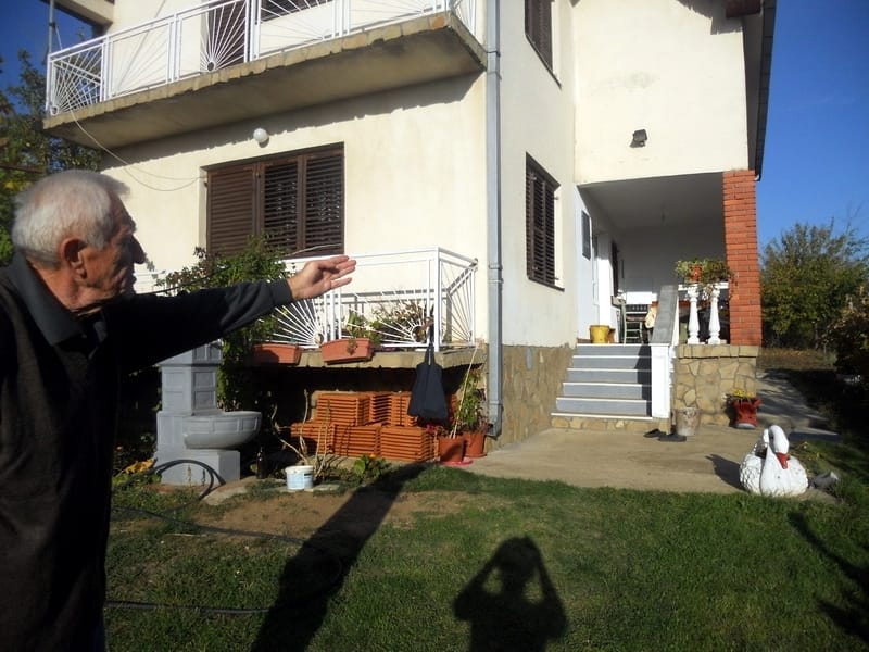 Meštani sekirom jurili lopova 17 rade pokazuje gde je prosao lopov