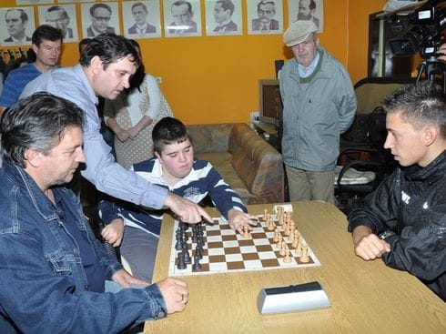 Održan Humanitarni šahovski turnir u Nišu 1 Povlacenje prvog poteza