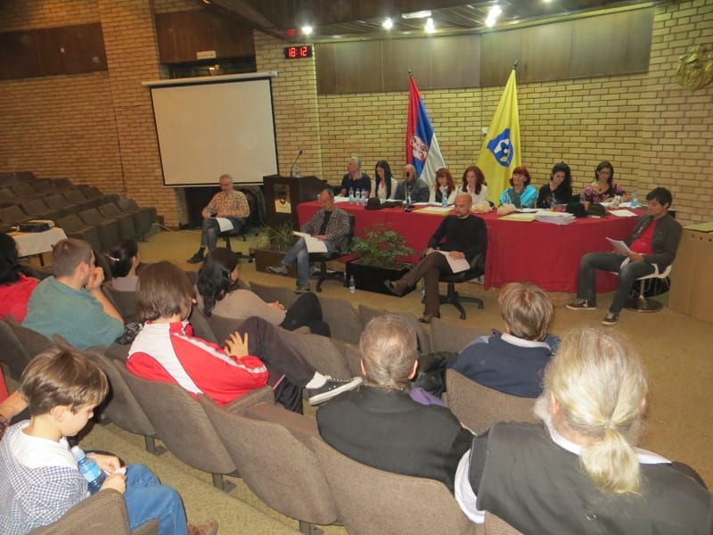 Opstinsko dete u skupstinskoj sali