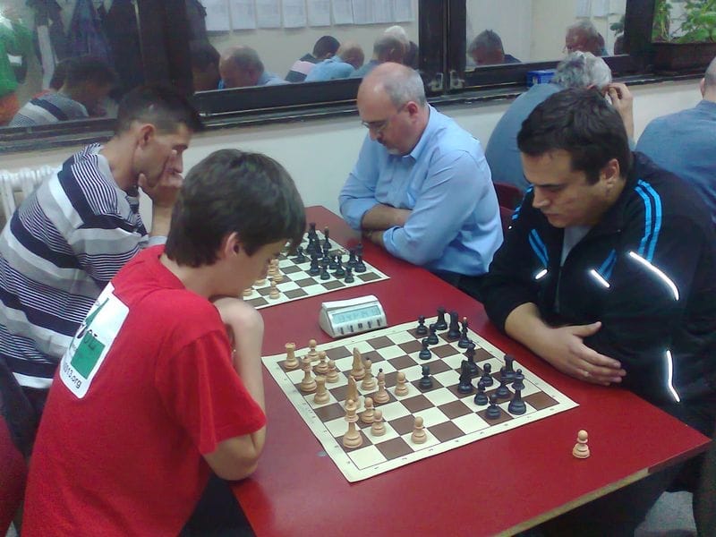 igraci saha pred tablom