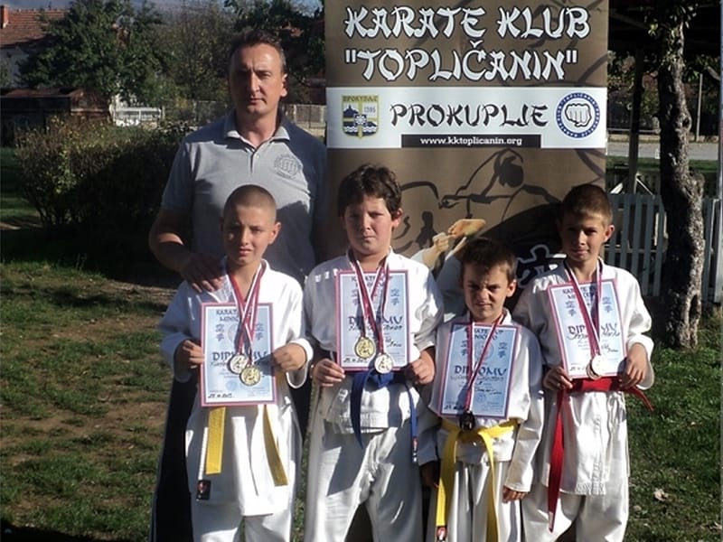 Medalje za prokupačke karatiste 6 karatisti sa medaljama