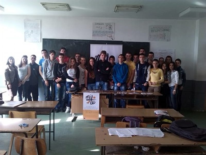 Ucenici i ucenice srednje ekonomske skole posle tribine