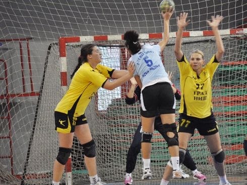 Naisa slavila u Inđiji 7 rukometasice naise marija petrovic i lilija gorilska