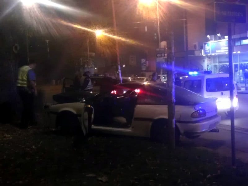 Bežali od policije i udarili u drvo 1 udes3