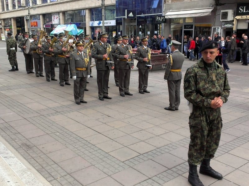 Vojni orkestar nastupio u centru Niša 8 vojni orkestar