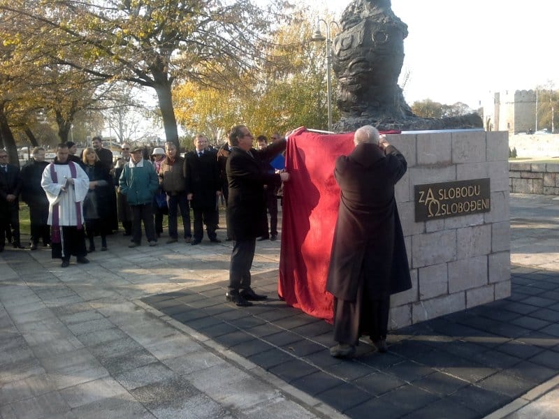 spomenik konstantinu kej