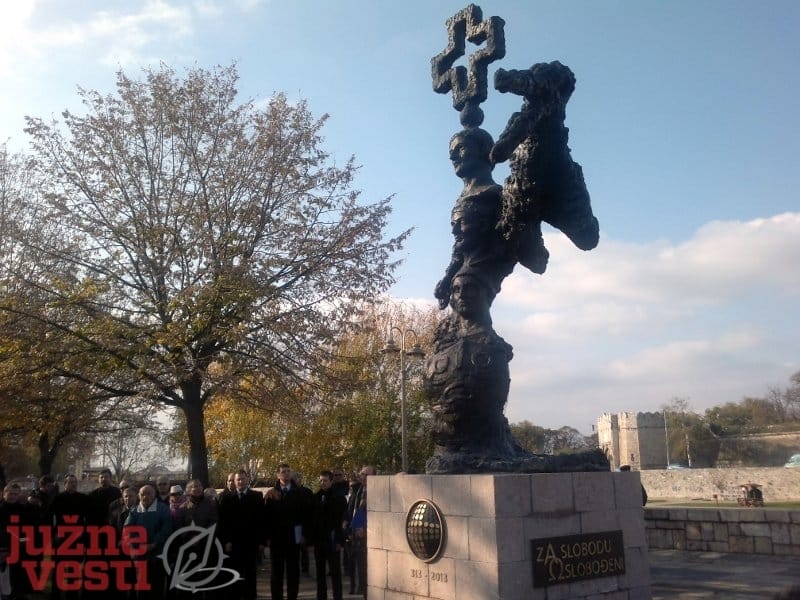 Spomenik i oko njega 4 800x600 spomenik konstantinu na keju1