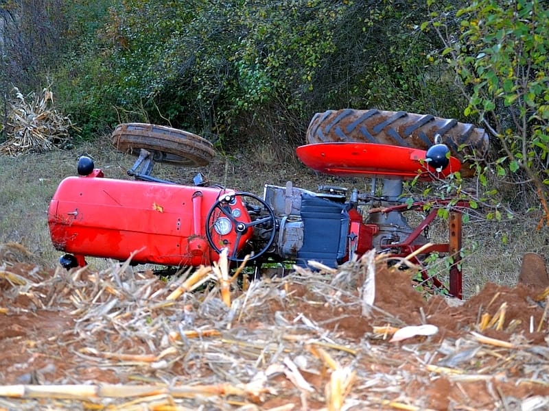 traktor nesreca ilustracija KOSTA JUZNE VESTI