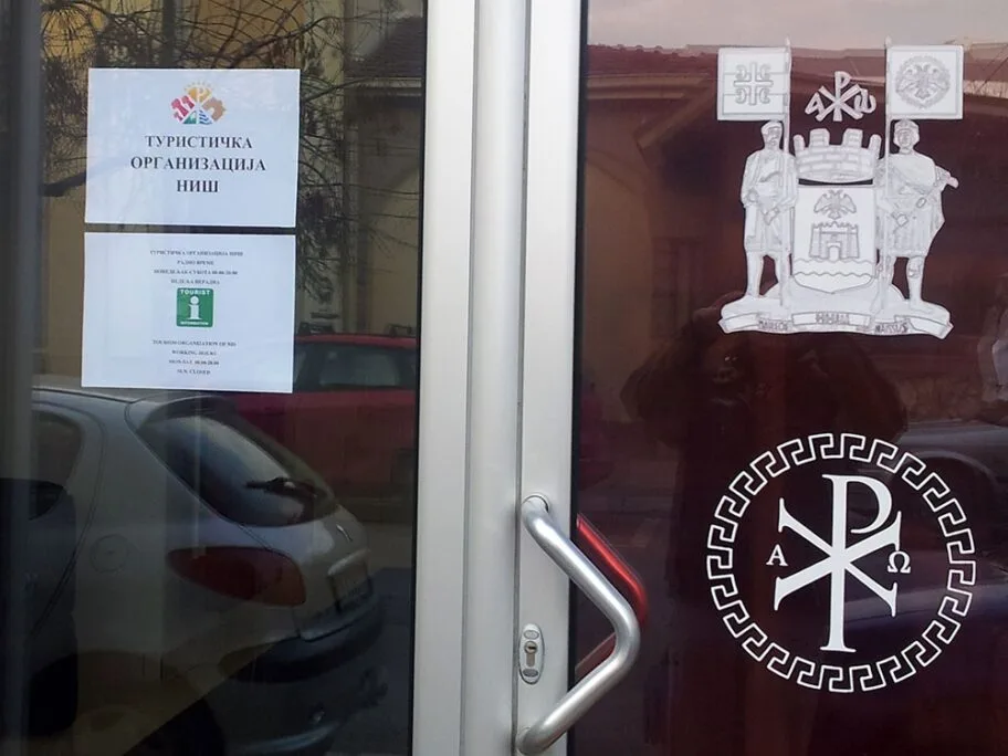 Na "info-centar" zalepili oznake 14 ton2