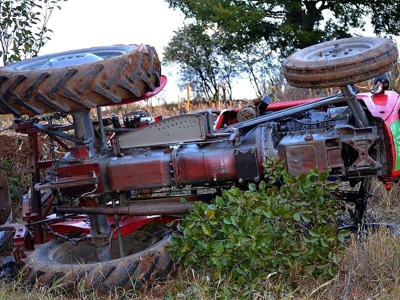 traktor prevrnut Ilustracija KOSTA JUZNE VESTI