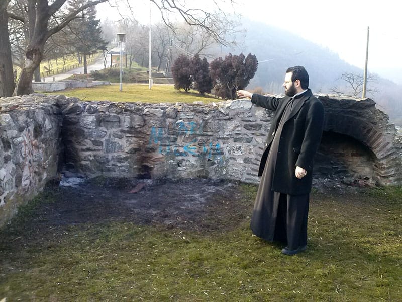 PROKUPLJE protonamesnik nikola ilic pokayuje garez na zidinama crkve