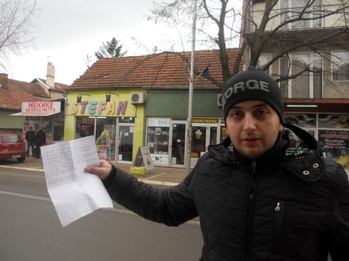 Dusan Djordjevic sa spiskom novoprimljenih radnika