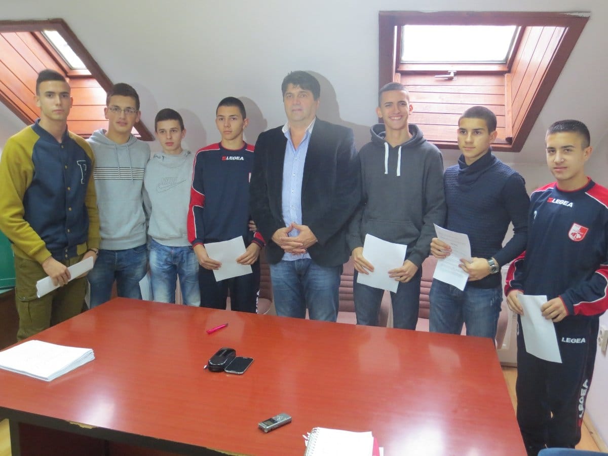 Radnički potpisao ugovore sa 7 omladinaca 1 radnicki omladinci