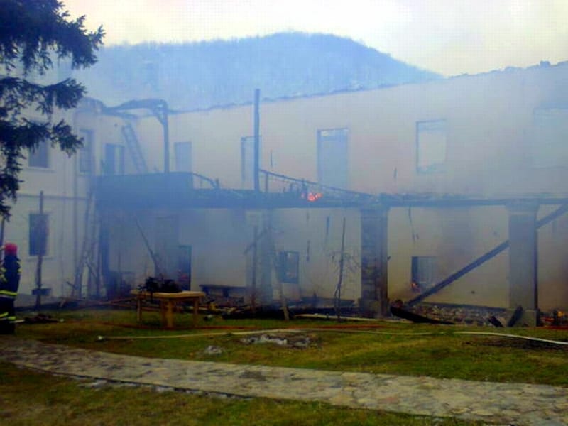 Ugašen požar u manastiru Prohor Pčinjski 1 mms 20140127 2