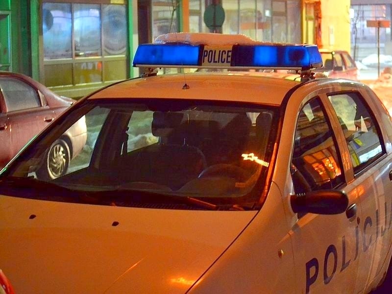 KOSTA Policija ilustracija noc ZIMSKA