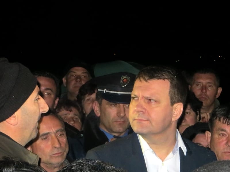 Radnici prekinuli blokadu autoputa 16 Igor Mirovic sa radnicima Jumka