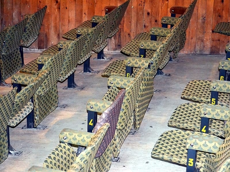 predstava stolice ilustracija Kosta JUZNE VESTI