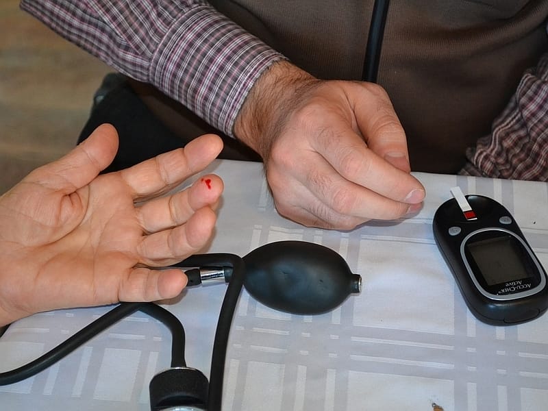 Svaka 11. osoba u svetu boluje od dijabetesa, u Srbiji na petom mestu uzrok umiranja ljudi 9 merenje secera u krvi pritiska KOSTA Ilustracija JUZNE VESTI