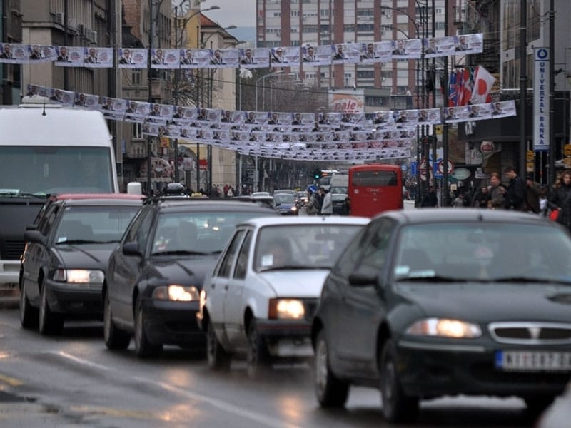 800x600 plakati jos stoje