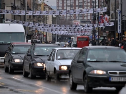 490x370 plakati jos stoje