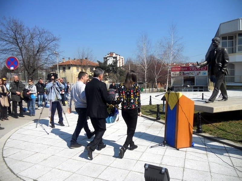 Demokrate položile vence na Đinđićev spomenik 16 POLAGANJE VENCA