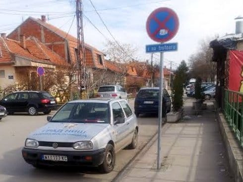 Foto: Komunalna policija opet nepropisno parkira 18 Komunalna