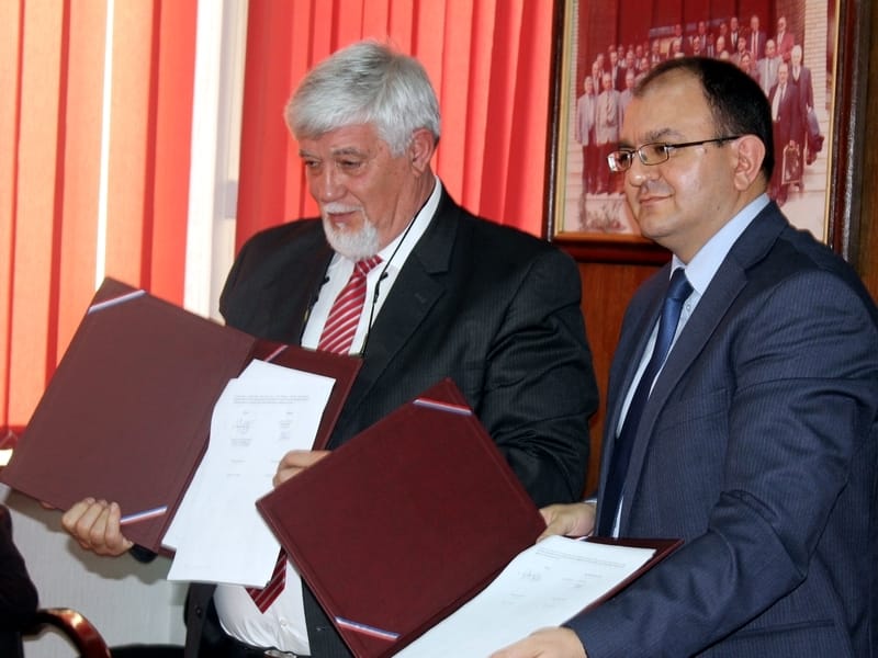 Ovo je potpisivanje drugog ugovora