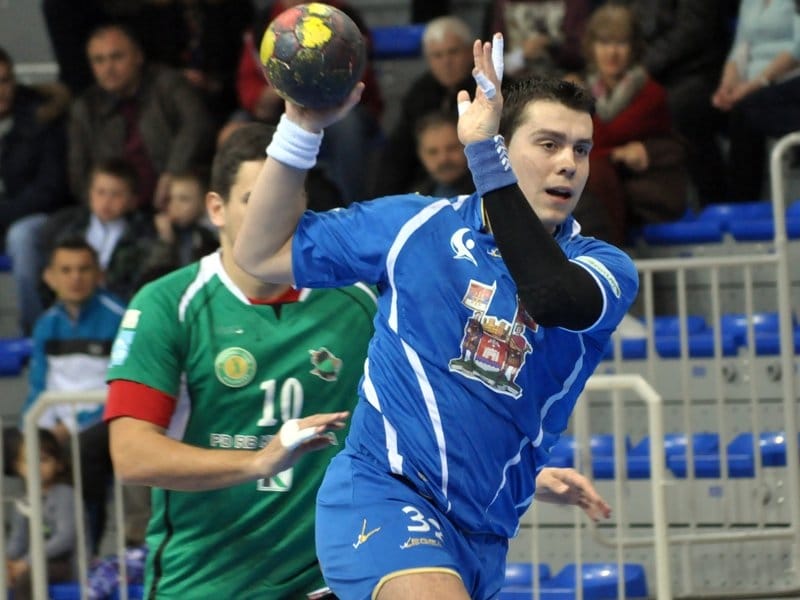 Železničar "juri" prolaz u plej-of 1 davor basaric