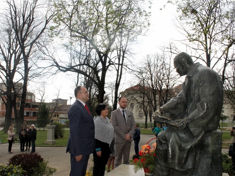 Venci polozeni na Borin spomenik