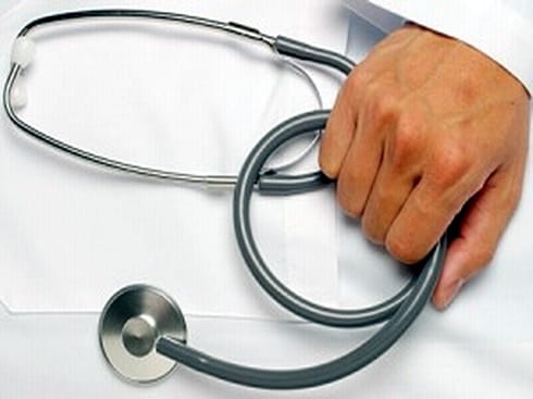 Obeležen Svetski dan borbe protiv tuberkuloze 6 Lekar drzi stetoskop