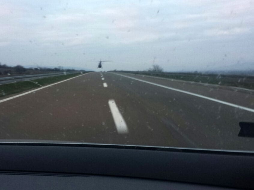 helikopter u niskom letu