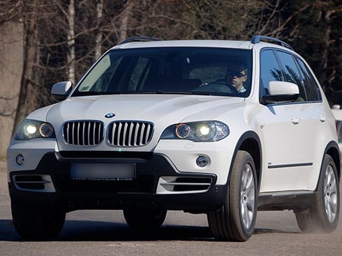 Uhapšeni dok su skidali branik sa BMW 16 BMW X5