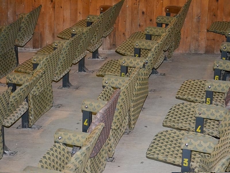 pozoriste stolice ilustracija foto ALEKSANDAR KOSTIC Juzne vesti