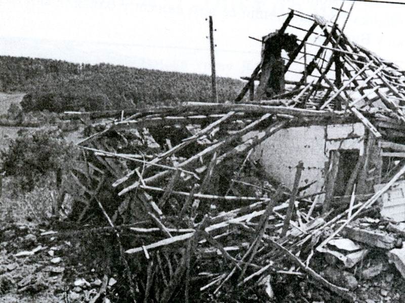 MERDARE POSLE BOMBARDOVANJA Porusene kuce mirnih seljaka i danas opominju Iz ratne dokumentacije jpg