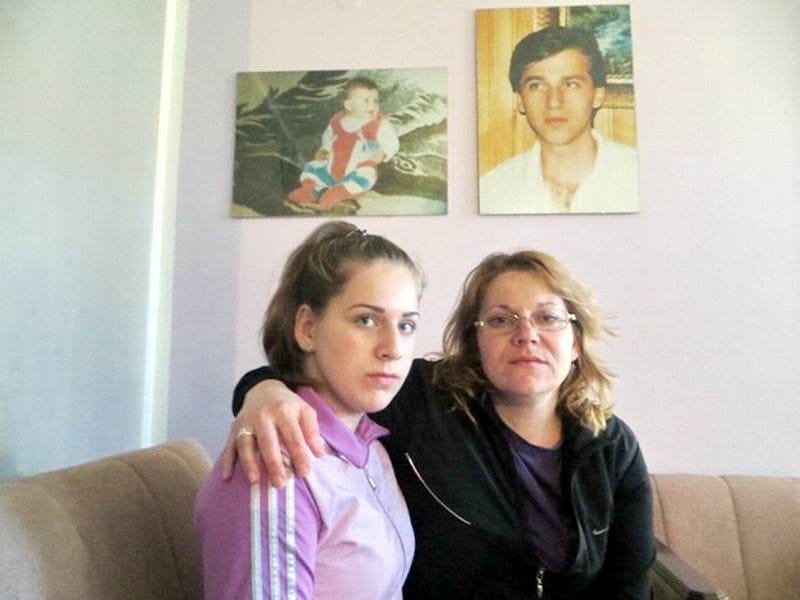 PROKUPLJE MERDARE Marija i Andjelka Tosovic kod slika izgubljenih Bojane i Bozina Iz porodicnog albuma