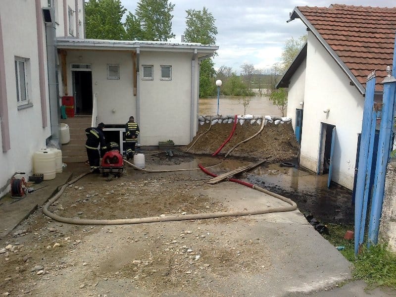 Humanitarni centar pomaže poplavljenim krajevima 1 poplave pumpa