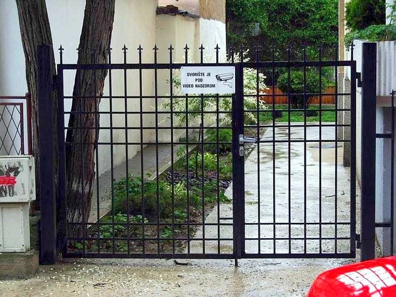 Ulaz u dvoriste zgrade SVRLJIG