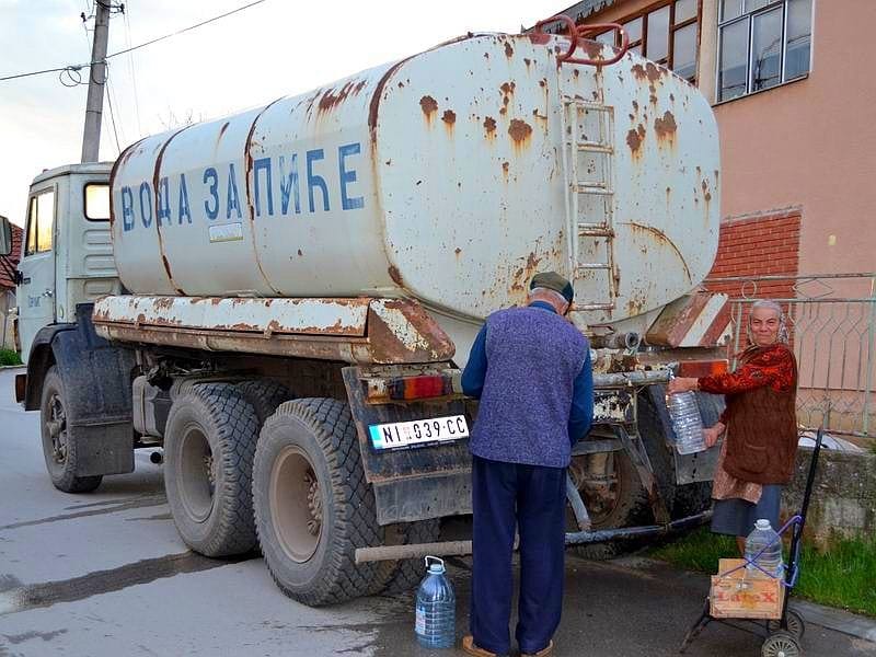 Cisterne sa pijaćom vodom u niškom selu Rujnik 14 cisterne pijaca voda Svrljig KOSTA juzne vesti